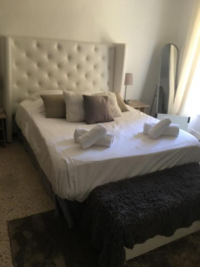 Châteauneuf du Pape - CHEZ Marie - Mini suite - 1 Chambre - 1 table bureau - 1 salle de bain - 1 réfrigérateur - 1 micro onde - 1 cafetière - 1 coin repas et relaxation - Ideal pour travailler